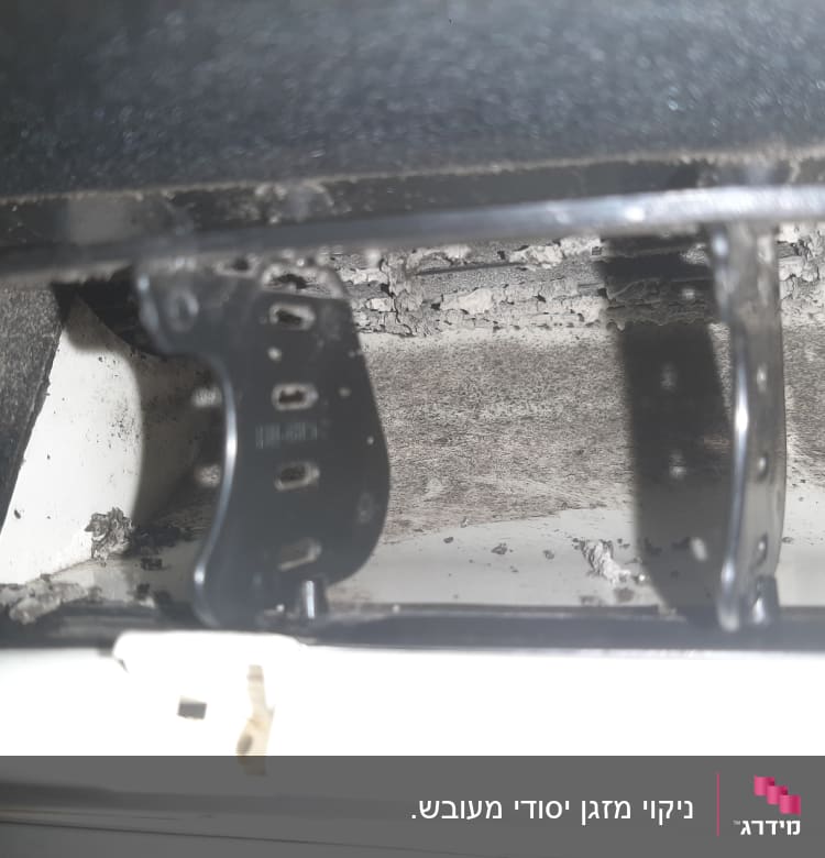 חלק פנימי של מזגן עם לכלוך ואבק